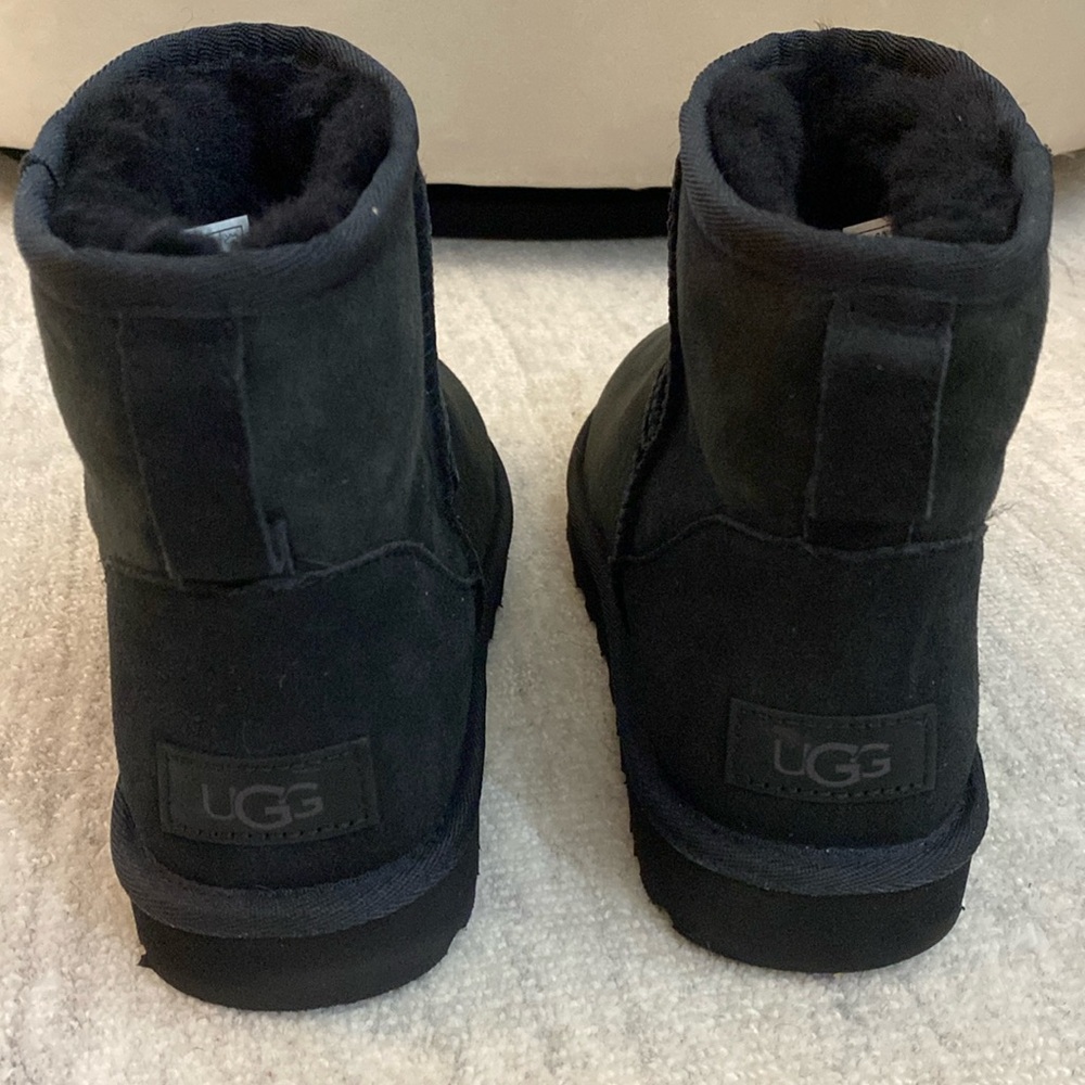 Ugg Woman’s Black Classic Mini II Suede Boot with faux fur inside. Size 8. NEW